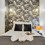 Amazing 10bed In The Heart Of Le Marais And Suprises...